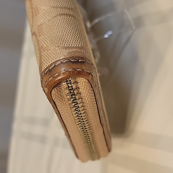 Coach Zipper Wallet with gold thread intertwined - Picture 5 of 7